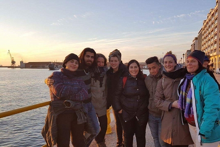 Aktivistinnen und Aktivisten vom Verein Spendenkonvoi Graz am Hafen beim Meer in Thessaloniki